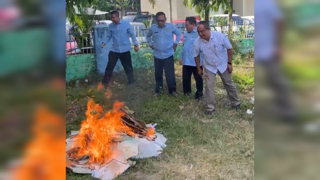 Petugas Kanwil Kemenag Deli Serdang musnahkan ribuan dokumen nikah kadaluarsa. [Dok. Humas Kanwil Kemenag Sumut]